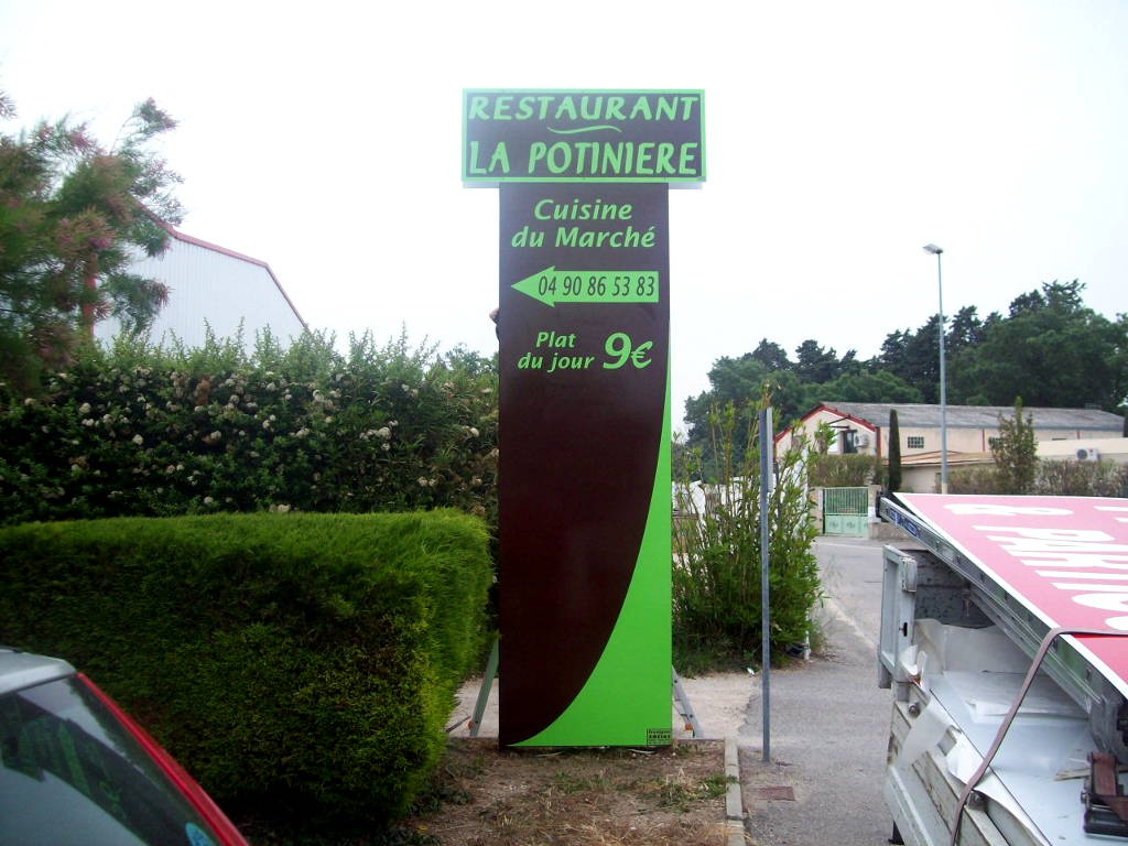 Signalisation, publicitaire, Fabricant, Enseigne, affiche, publicitaire, extérieur, avec, néon, Maroc, ville, Marrakech, Casablanca, Agadir, Essaouira, Panneaux, totems