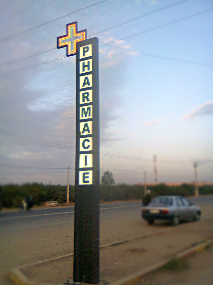 Signalisation, publicitaire, Fabricant, Enseigne, affiche, publicitaire, extérieur, avec, néon, Maroc, ville, Marrakech, Casablanca, Agadir, Essaouira, Panneaux, totems